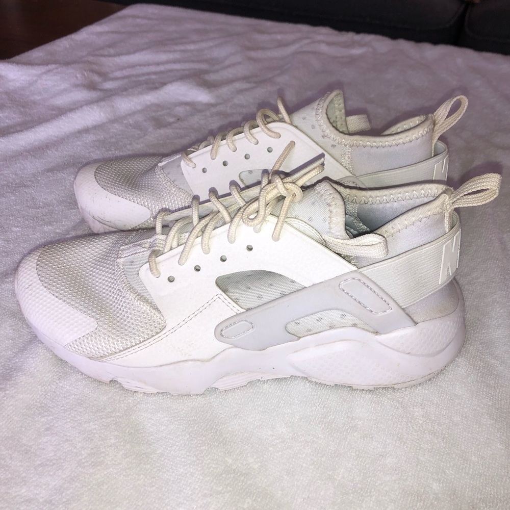 White Nike Huaraches
